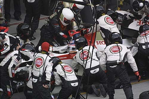 2004 Bahrain Grand Prix BAR Pit Stop during the Bahrain Grand Prix Poster (Medium - 42cm x 30cm)