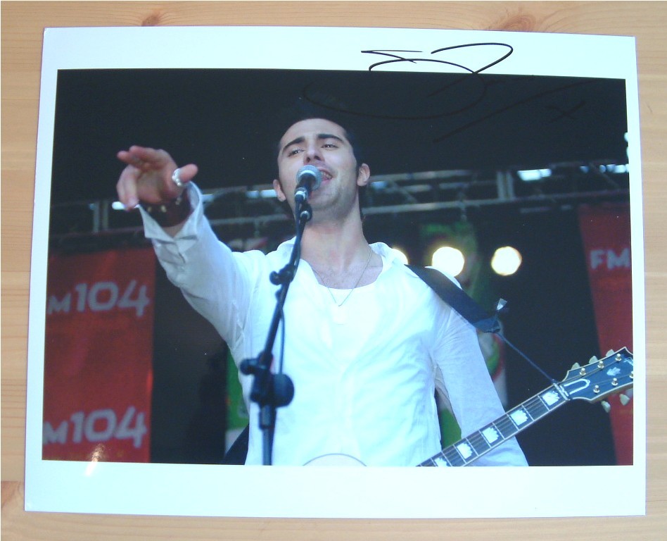 DARIUS DANESH HAND SIGNED 10 x 8 INCH COLOUR PHOTO