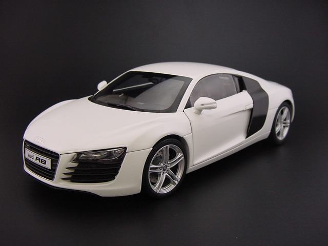 Audi R8 4.2 V10 in White with Black Blade