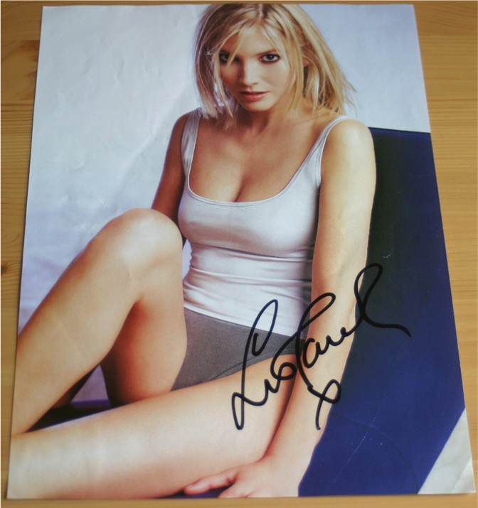 LISA FAULKNER HAND SIGNED A4 MAGAZINE PAGE