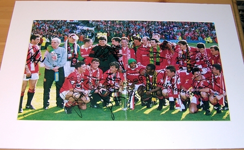 MAN UTD 1994 PRESENTATION SIGNED BY 19 - MOUNTED