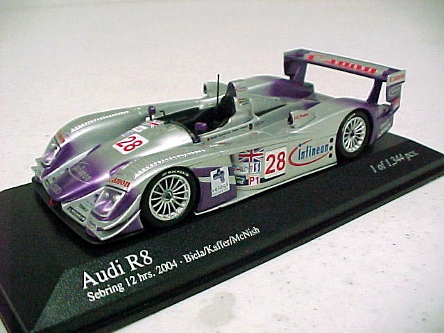 Minichamps Audi R8 Audi Sport UK Team Veloqx Biela / Kaffer