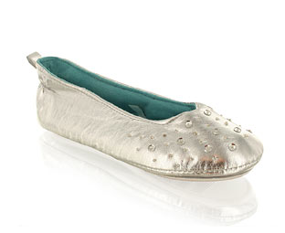 Striking metallic slipper