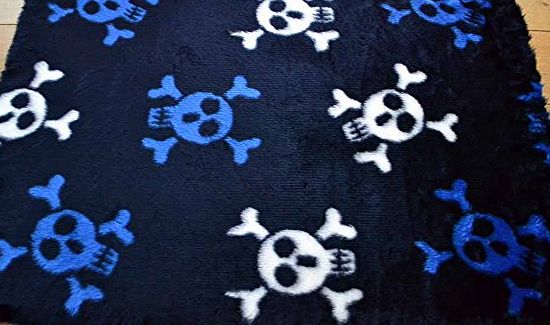 Rugs Supermarket Skull and Cross Bones Non Slip Machine Washable Sheepskin Style Kids Rug. Size 70cm x 100cm