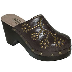 SCHUH PEDDLER STUDDED CLOG