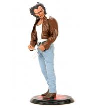 Logan features a body made of polystone, metallic claws and belt buckle, fabric clothing to give