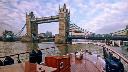 Unbranded A Tour of the Crown Jewels and Thames Dinner
