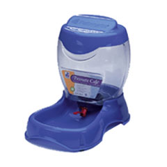 The Cafe watering system works with gravity. When your cat drinks from the bowl, water from the rese