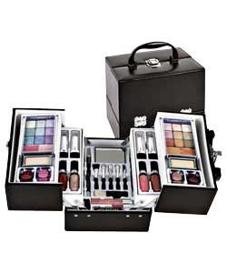 Contains:18 eyeshadows.4 blushers.2 powders.5 lip glosses.4 lip sticks.4 nail polishes.2 eye pencils