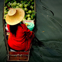 One of the most popular Bangkok experiences, enjoy the sights, smells and sounds of the famous Damno