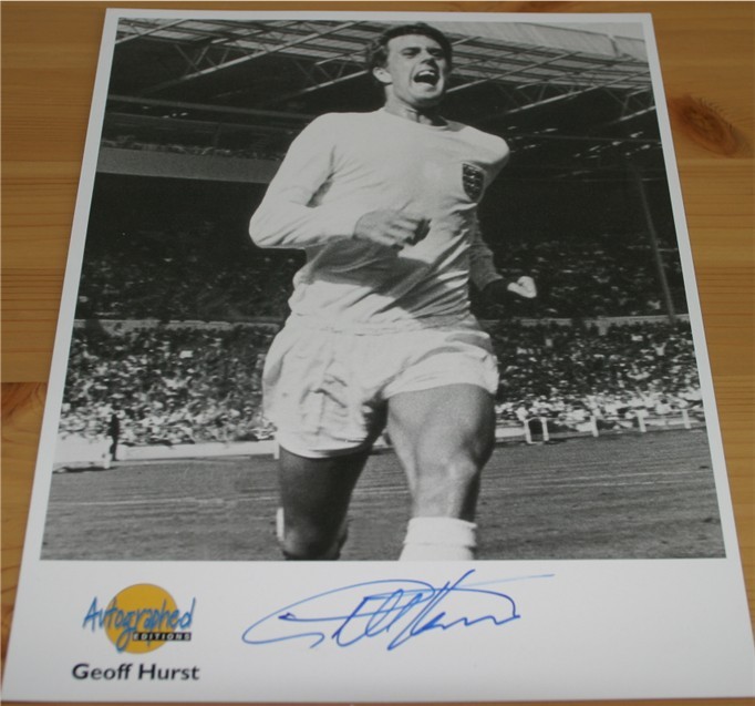 GEOFF HURST HAND SIGNED 10 x 8 PHOTO