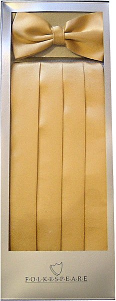 A plain gold cummerbund with an elastic back