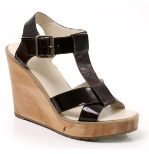 Herty, T-bar patent leather sandal with a high wood wedge and ankle buckle detail. Lining: leather S