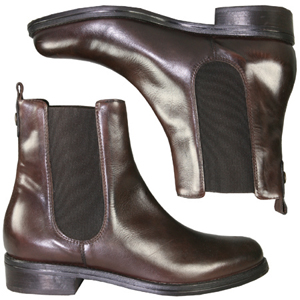 An ankle boot from Jones Bootmaker. With Chelsea boot style elastic side panels, Almond shaped toe a