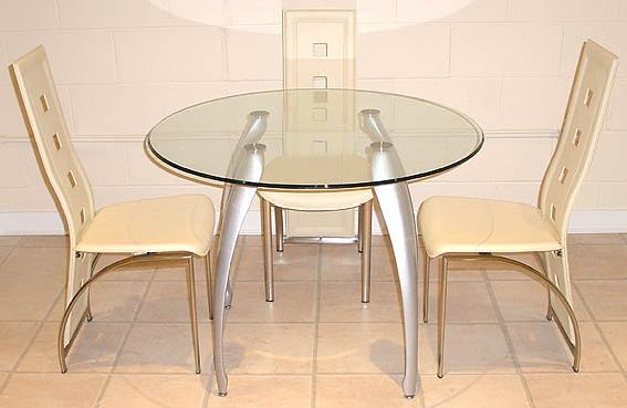 Versi dining table